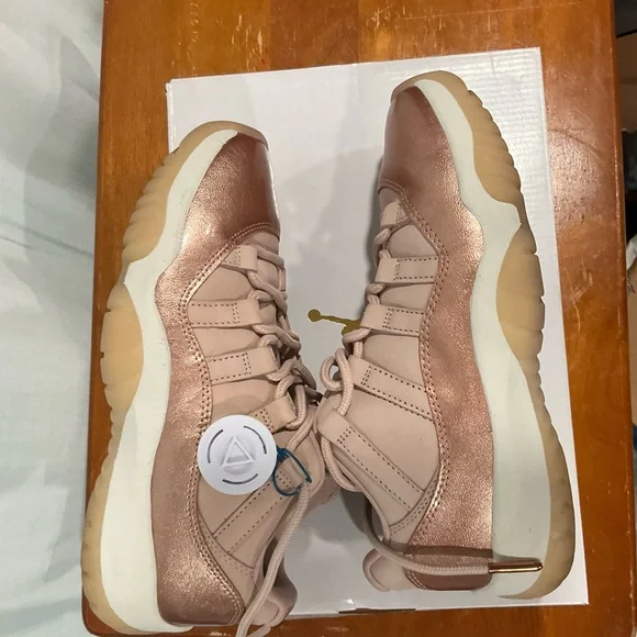 Jordan 11 rose gold size 6